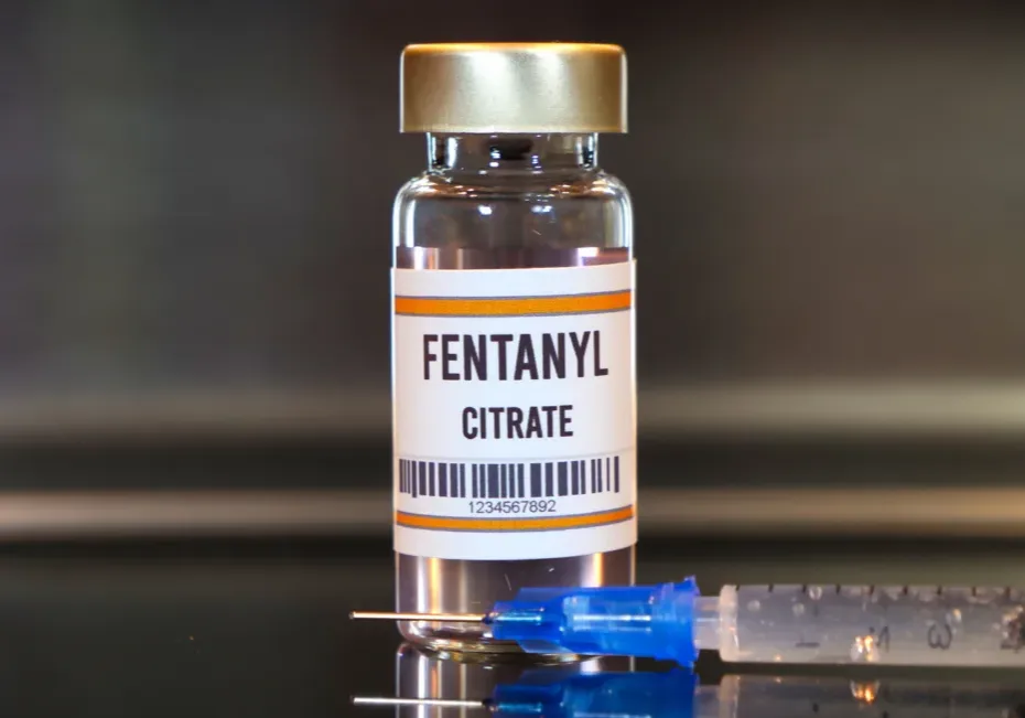 Infographic about the fentanyl crisis in Los Angeles showing overdose trends, contaminated drug supply, high-risk groups, and naloxone access.